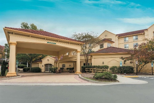 La Quinta Inn & Suites by Wyndham Raleigh Crabtree image 1