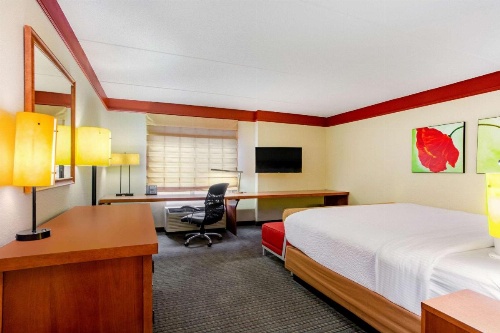 La Quinta Inn & Suites by Wyndham Raleigh Crabtree image 10