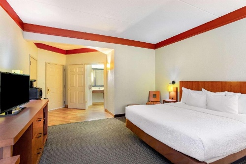 La Quinta Inn & Suites by Wyndham Raleigh Crabtree image 15