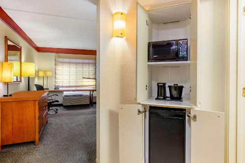 La Quinta Inn & Suites by Wyndham Raleigh Crabtree image 17
