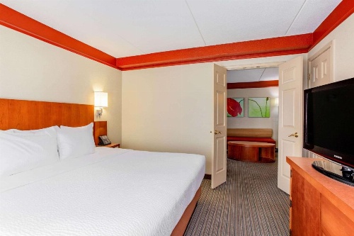 La Quinta Inn & Suites by Wyndham Raleigh Crabtree image 7