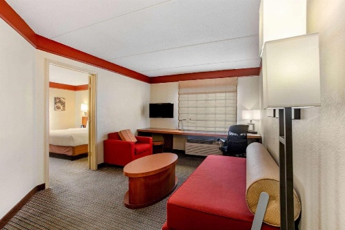 La Quinta Inn & Suites by Wyndham Raleigh Crabtree image 8